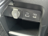 アクセサリーソケットにUSBポートも装備してます。ナビのAV出力や携帯電話の充電などに便利です。