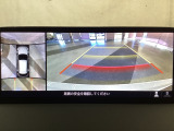 狭い場所での駐車やすれ違いなどでより的確な運転操作に役立つ360&deg;ビューモニターが装備されています。