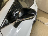 左右のドアミラーに設置されたカメラからの映像を表示します。路肩への幅寄せ・狭い路地でのすれ違いなどのケースにおいて、車両側方の安全確認や接触回避の操作をサポートします。