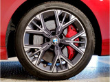 【BMWアロイホイル】軽量かつ強度に拘ったアロイホイル。走行性能ポテンシャルを引き出す設計。車の足元を引き締めてくれる大きなポイントはアロイホイルです。