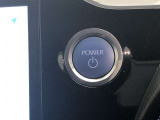 エンジンスタートスイッチです。キーが車内にあれば、エンジンの始動や停止はスイッチを押すだけ!キーを取り出す手間を省き、ワンプッシュで操作できるので簡単でスムーズです。
