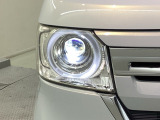 LEDヘッドライトです。蛍光灯のような明るさが特徴で広い範囲を明るく照らしてくれます。光量が大きいので暗い場所での視認性が上がります。また寿命が長く、消費電力も少ないので経済的です。