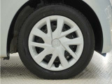 ◆純正ホイール装着車◆シンプルなデザインのホイールキャップ付きです。