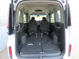 リヤシートを前に倒すとご覧のような広大なラゲッジスペースが作れます。是非一度実車でご確認下さい。