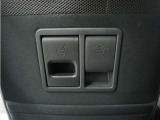 ◆スーパースライドシート◆助手席を後ろへスライドすれば運転席後に座るお子様のお世話を楽に。前にスライドすれば後席にお子様を座らせた後にそのまま運転席に。大きく動く助手席で空間を自在に変化!