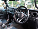 美しい内装のデザイン、ハンドルを握るたびにワクワクするお車ですよ。