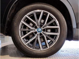【BMWアロイホイル】軽量かつ強度に拘ったアロイホイル。走行性能ポテンシャルを引き出す設計。車の足元を引き締めてくれる大きなポイントはアロイホイルです。