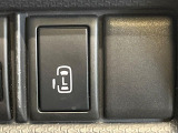 【パワースライドドア】スマートキーや運転席のスイッチでスライドドアの開閉が可能♪電動だから力を入れてドアを開ける必要が無く、小さいお子様でも、重い荷物を持っている時もラクに開け閉めできます♪
