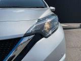 キセノンライトの約半分の電力で明るく照らすプロジェクタータイプのLEDヘッドライト(ロービーム)装備、LEDポジションランプがフェースを引き締めます。