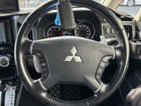 握りやすい形状のステアリングに複数のスイッチを備え、運転姿勢を保ちながら各種操作にアクセスしやすい仕様です。メーター類も正面に見渡せ、運転に集中しやすい配置です。