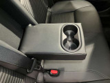 4人乗車のときはぜひアームレストを出してください★カップホルダーも付いているので、ゆっくりくつろげます★