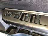 【窓操作部分】運転席のスイッチでは、すべてのウィンドーの開閉操作を行うことができます。