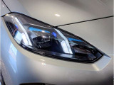 【LEDヘッドライト】先進のLEDテクノロジーを採用。放射される白色光の周波特性は太陽光に近く、バイキセノン・ヘッドライトを上回るコントラストで更に明るく輝きます!