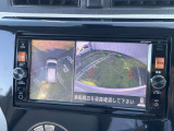 車を真上から見ているように、周囲の状況を把握しながら安心して駐車が行えるアラウンドビューモニター装備!