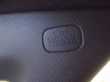 【サイド&カーテンエアバック】車両側面から強い衝撃を受けたとき、衝撃を受けた側のSRSサイドとカーテンエアバッグが瞬時に膨らみ、乗員の主に胸部と頭部にかかる衝撃を緩和するシステムです