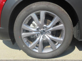 18インチ純正アルミホイールを装備。タイヤサイズは215/55R18となります。