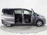 Honda独自のセンタータンクレイアウト、低床設計で床が低くドアも大きく開きますので、女性やお子様、ご年配の方にも一段と乗り降りがしやすくなっています。