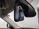 MINIではルームミラーの裏側にETCの車載器が内蔵されており、別途で車載器の購入必要なしで非常にスマート。皆様が驚かれるポイントのでもあります