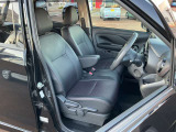 広く快適な運転席周りです。