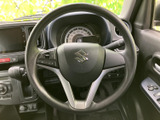 手元のスイッチ類で各種機能にアクセスでき、運転中も視線を大きく動かさずに操作しやすい装備です。毎日の運転をより便利にサポートします。