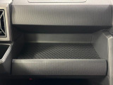 助手席側のインパネトレイは大きくてボックスティッシュも置けます!