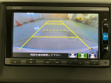 リバースギアに入れるだけで後方の表示へ切り替わります。夜間や雨の日の駐車も楽になりますよ。