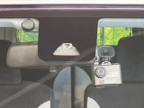 【スマートアシスト】走行中に前方の車両等を認識し、衝突しそうな時は警報とブレーキで衝突回避と被害軽減をアシスト。より安全にドライブをお楽しみいただけます。