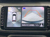 【アラウンドビューモニター】車を上から見下ろしているかのような映像で周囲の状況がひと目で確認、狭い駐車場に駐車するときも安心です♪