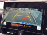 後方の映像に加えて目安となるガイド線が表示され、駐車時の位置合わせをサポートします。周囲を直接確認しながら活用でき、狭い場所でのバック操作にも役立つ装備です。