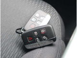 【イモビライザー】 専用キー側のIDコードと車両側のIDコードを照合し、一致すればエンジンを始動させることができる盗難防止機能。