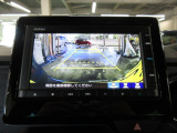 バックカメラの画像です。ガイドラインがスムースな車庫入れをサポートいたします。車庫入れの安心感がアップしますね。