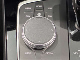 iDriveコントローラー シンプルかつ直観的な操作で、コントロール・ディスプレイに表示されるさまざまな機能を設定できます。