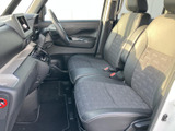 前席まわりは視界が開け、運転席から助手席まで見渡しやすいレイアウトです。シートには落ち着いた色合いが使われ、乗り降りの際も車内全体をすっきり感じられます。