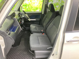左右の前席が並ぶ室内は、運転席から助手席まで見渡しやすい配置です。座面や背もたれの形状にも落ち着きがあり、同乗者にもくつろいでいただける空間です。