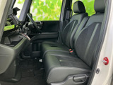 前席は運転席と助手席が並び、シートの背もたれや座面に異なる表情の生地をあしらっています。前方から手元まで見渡しやすい室内で、助手席の方にも落ち着いて過ごしていただけます。