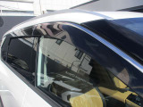 車内換気に役に立つドアバイザー。