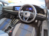 明るく開放的なキャビンは長時間の運転でも疲れにくく、どの席に座っても快適にお過ごし頂けます