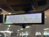 【インテリジェントルームミラー】後席の大きな荷物や同乗者で後方が確認しづらい時でも安心!カメラが撮影した車両後方の映像をルームミラー内に表示。クリアな視界で状況の確認が可能です!