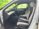 明るい色合いのシートとブラックの内装が、車内にすっきりとした印象を与えます。前方まで見渡しやすい配置で、助手席に乗る方にも落ち着いて過ごしていただけます。