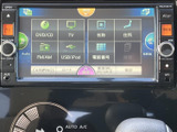 画面からDVD・CDやテレビ、ラジオ、USB/iPodなどを選べる構成です。タッチ操作に加えて周囲のボタンやダイヤルも備わり、日常の音楽選びや各種メニューの確認に活用いただけます。