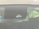【エマージェンシーブレーキ】走行中に前方の車両等を認識し、衝突しそうな時は警報とブレーキで衝突回避と被害軽減をアシスト。より安全にドライブをお楽しみいただけます。