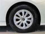 純正のアルミホイール装着車です。タイヤサイズは195/65R15です。