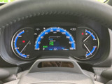 速度や燃料残量などを確認できるメーターが、運転席正面にまとめられています。表示が見やすく、走行中も必要な情報を把握しやすい配置で、毎日の運転を支えます。