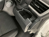 便利なカップホルダーを装備しています。缶ジュースを開けて運転していると振動で倒れないかヒヤヒヤ、意外と置き場に困るもの。 意外に重要な装備ですね。