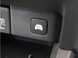 ◆EVスイッチ◆静かに走りたい時に。ONにするとバッテリーからの電力を使い、モーターだけで走行。住宅街の走行でエンジン音を控えたい時などに便利です♪