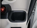 運転手から手に届きやすいところにあるドリンクホルダー。手元近くですので便利です。