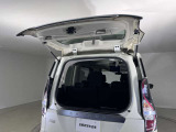 【デュアルバックドア】狭い場所でも開く事が出来、沢山乗せた荷物が崩れ落ちることなく取り出せます。