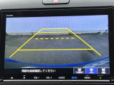 カラービジョンとガイド線で見やすい視点切替式のバックモニター。