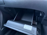 奥行きのあるグローブボックスなので車検証や小物、常備品を収納してみてください!すっきり収納できて便利です!