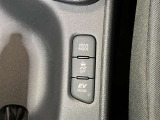 【EVモード】駆動用電池から電力を供給し、電気モーターのみを使って走行するモードです。住宅街や屋内の駐車場などで、騒音や排気ガスを気にすることなく走行することができます。